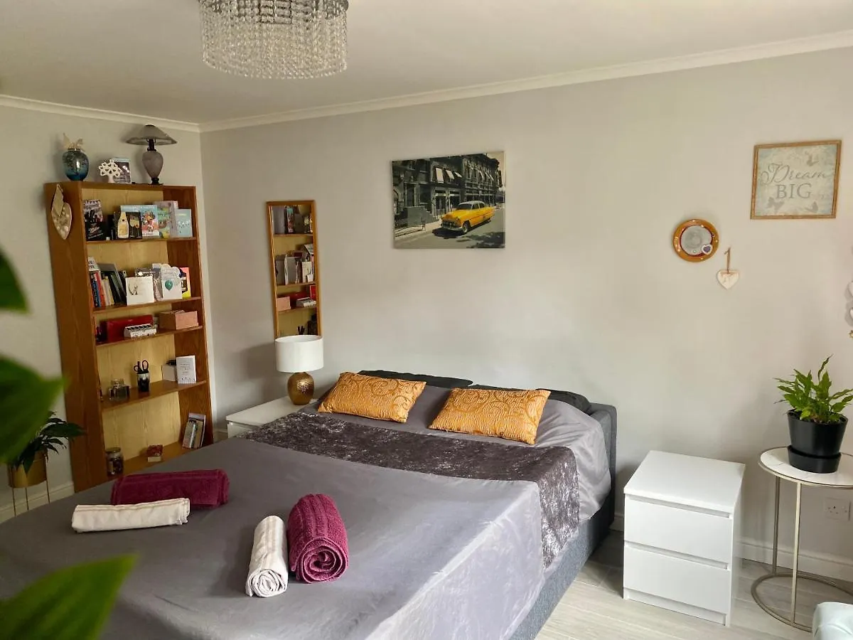 Stylish 2-Bed Apartment In Edinburgh City Centre