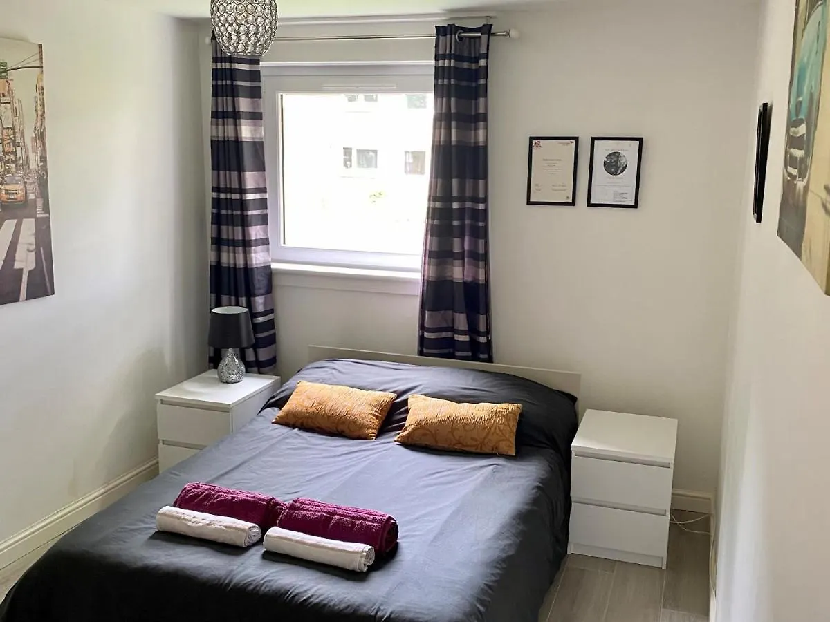 Stylish 2-Bed Apartment In Edinburgh City Centre