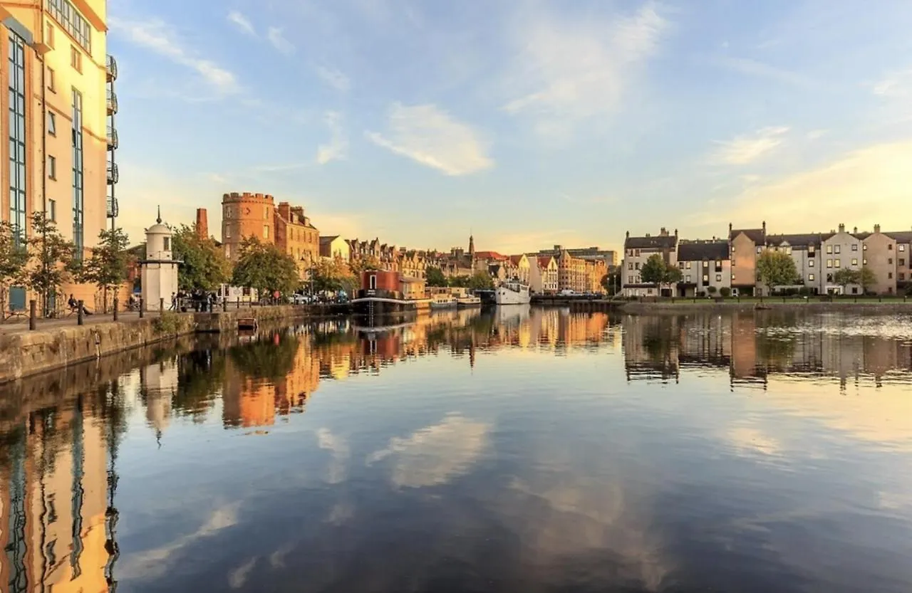 Stylish 2-Bed Apartment In Edinburgh City Centre