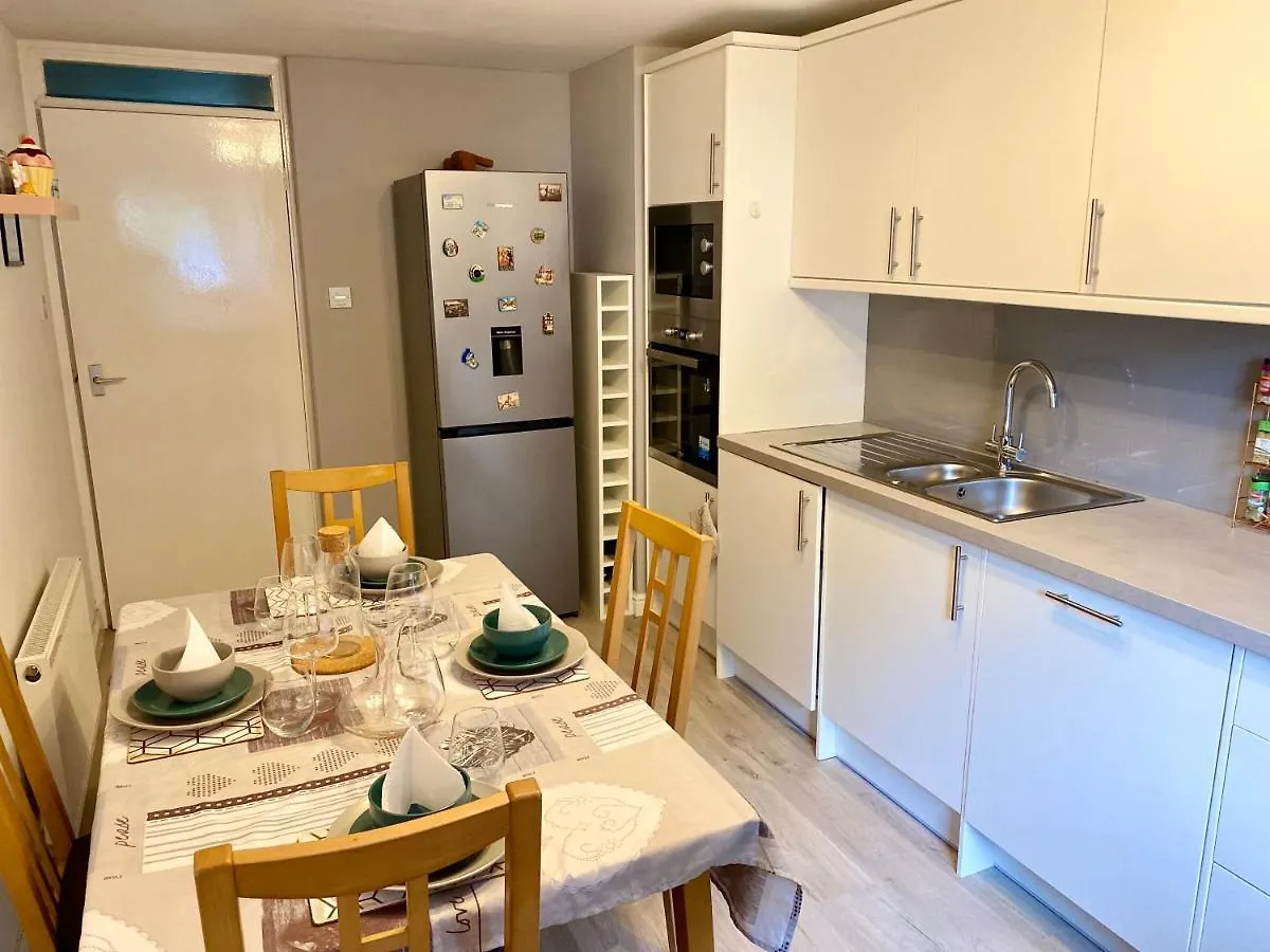 Stylish 2-Bed Apartment In Edinburgh City Centre 0*,