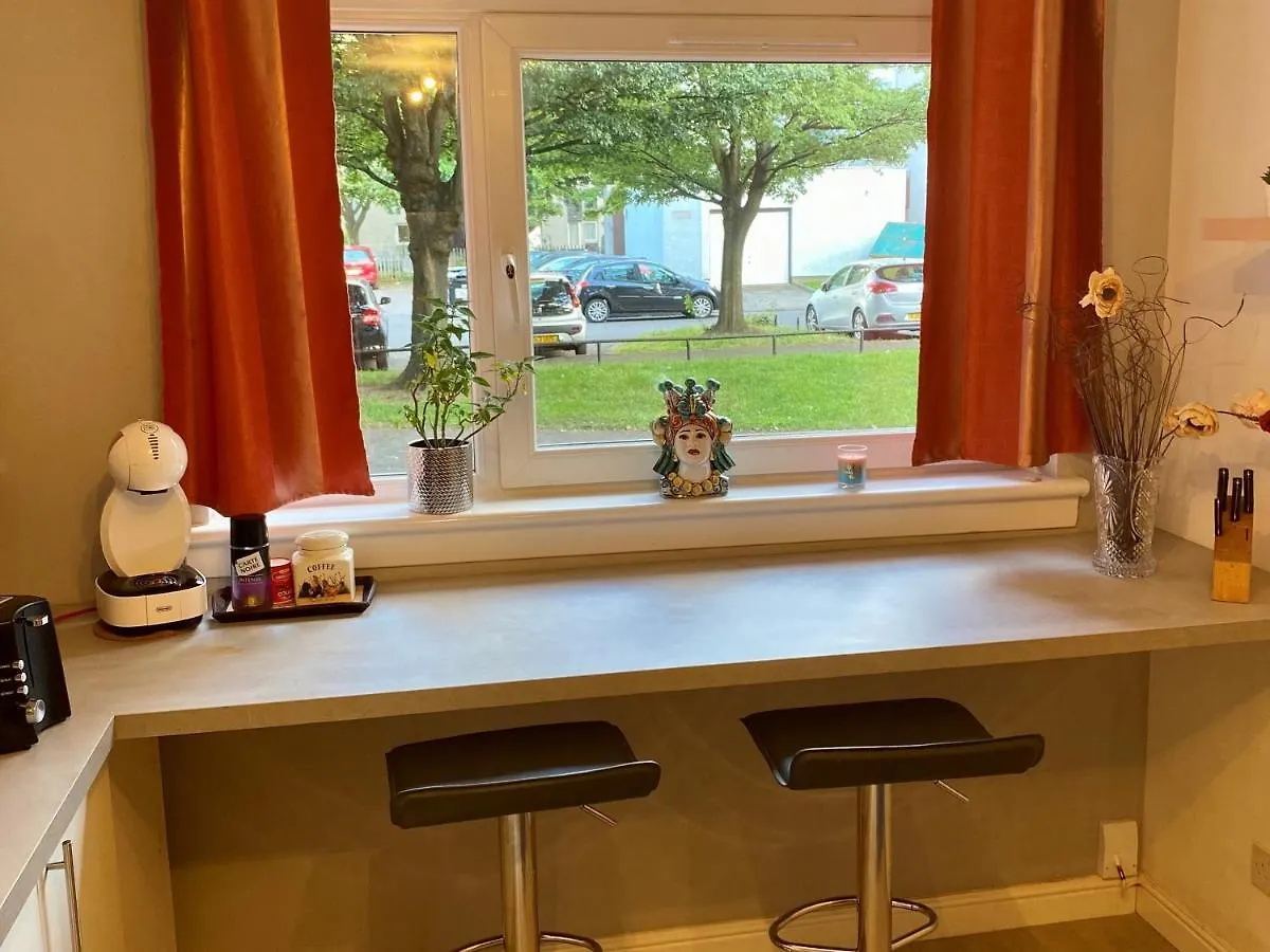 Stylish 2-Bed Apartment In Edinburgh City Centre
