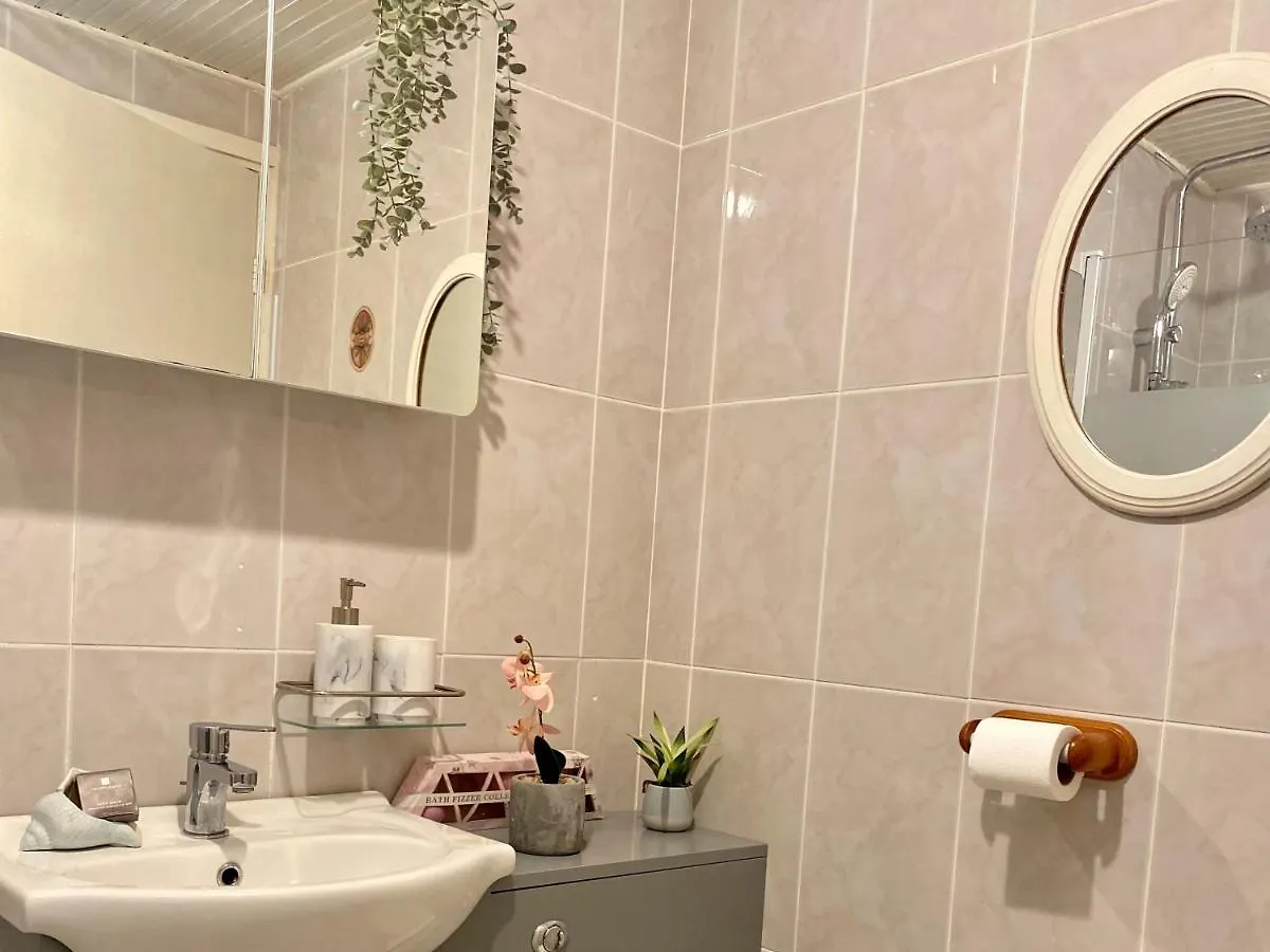 Stylish 2-Bed Apartment In Edinburgh City Centre