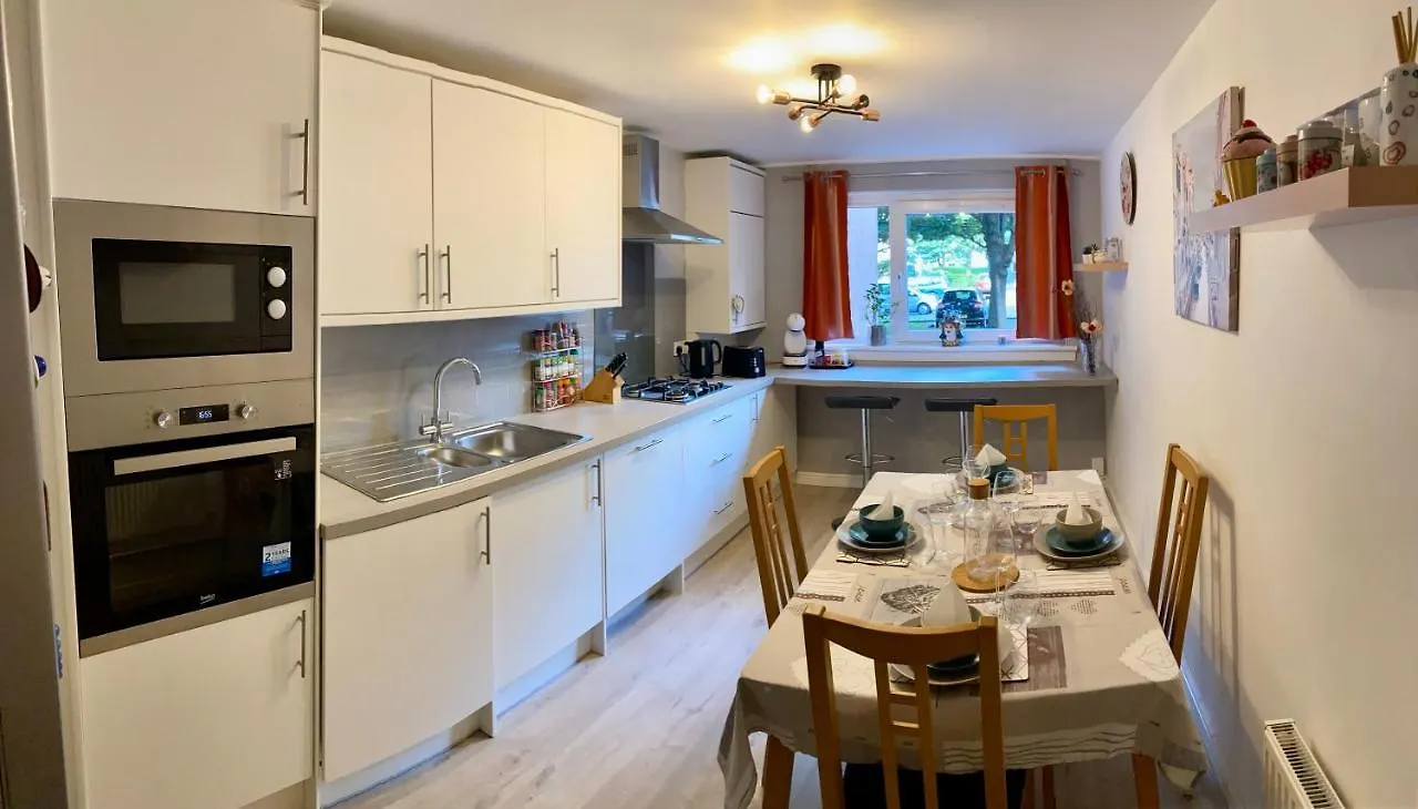 Stylish 2-Bed Apartment In Edinburgh City Centre